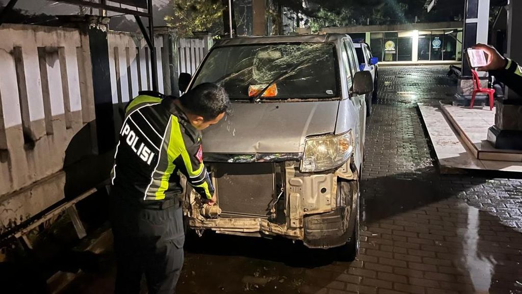 Kecelakaan Tragis di Bogor: Mobil Siaga Desa Tabrak Ruko Akibat Sopir Kehilangan Konsentrasi